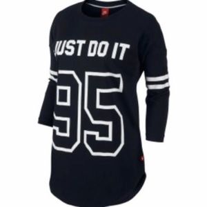 Black and white Nike mid sleeve casual tee